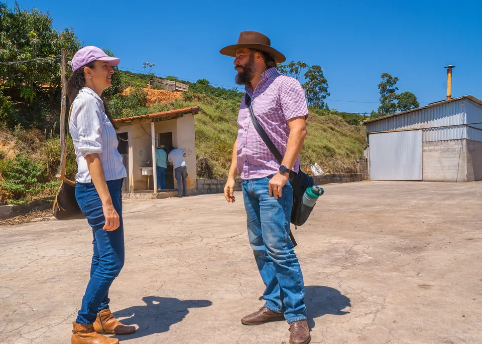 Laura Prada e Alexander Van Parys em visita a uma propriedade rural